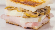 Bocadillo de jamón, queso brie y champiñones