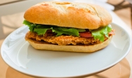 Bocadillo de pollo crujiente