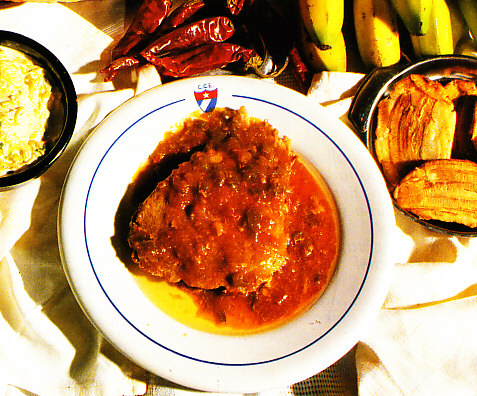 Boliche con banana frita y ensalada Centro Cubano