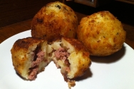 Bolitas de patata rellenas de queso, salmón y pavo