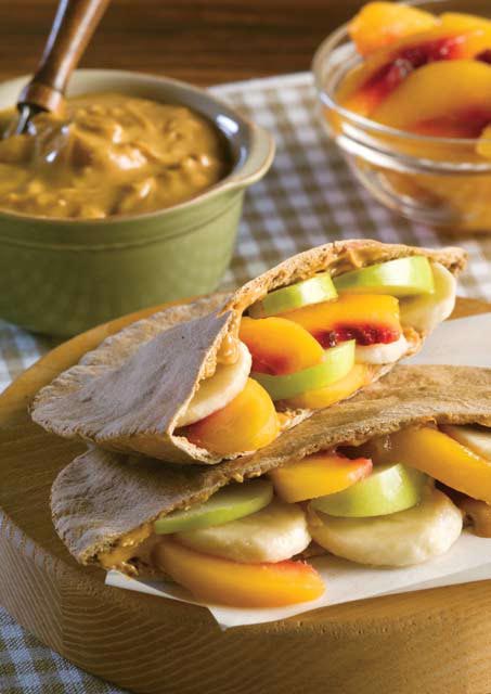 Bolsillos de pita con fruta y crema de cacahuete