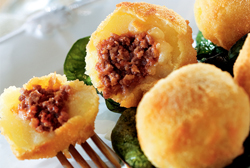 Bombas de patata rellenas de carne de ternera picantes
