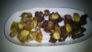 Bombones y almendras y avellanas caramelizadas