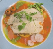 Bonito marinado con tomate en ensalada