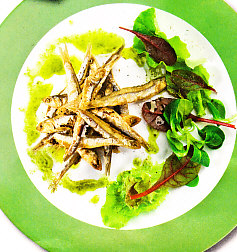 Boquerones fritos con ensalada