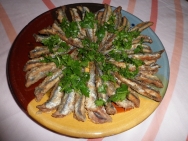 Boquerones fritos con perejil y limón