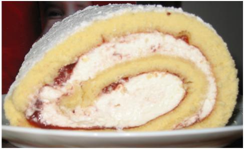 Brazo de gitano con mermelada de albaricoque y nata