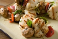 Brocheta con vieiras y hongos