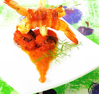 Brocheta de langostinos, beicon y puré de ciruela