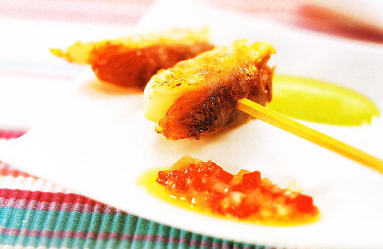 Brocheta de langostinos con dos salsas
