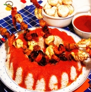 Brocheta de pescado y marisco con corona de arroz