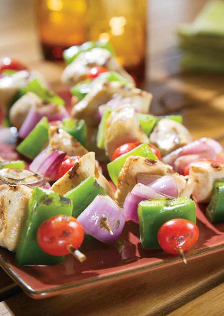 Brochetas asadas de pollo y vegetales