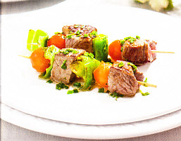 Brochetas de carne magra