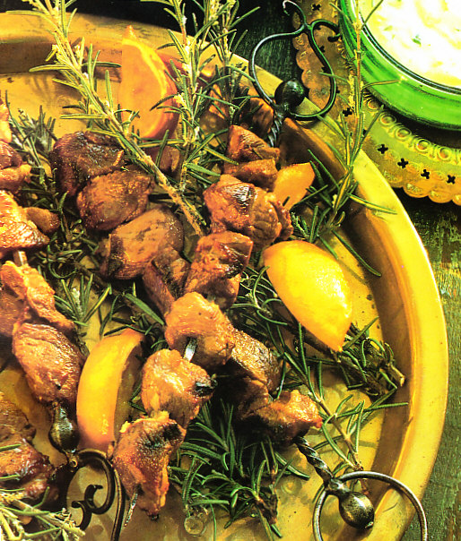 Brochetas de cordero con yogur al cilantro