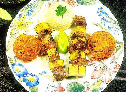Brochetas de cordero y calabacín