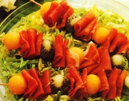 Brochetas de frutas con jamón