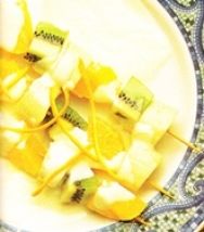 Brochetas de frutas con salsa de yogur