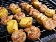 Brochetas de langostino y piña