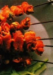 Brochetas de mejillones y bacon
