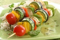 Brochetas de pavo con verduritas