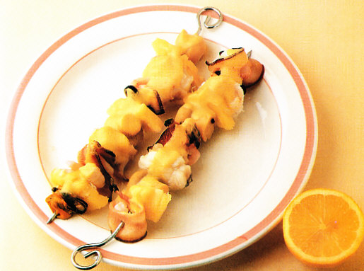 Brochetas de pescado y marisco