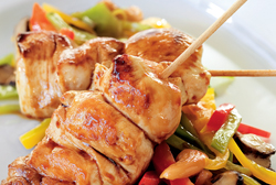 Brochetas de pollo teriyaki con wok de verduras