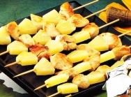 Brochetas de pollo y piña