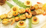 Brochetas de rape, langostinos y champiñones