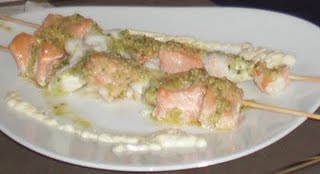 Brochetas de rape y salmón
