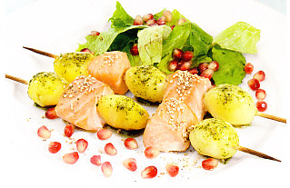 Brochetas de salmón con ensalada de granadas