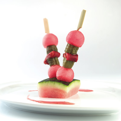 Brochetas de sandía fashion, pepinillo y pimiento a la leña