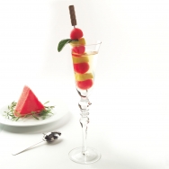 Brochetas de sandía fashion y piña con té blanco