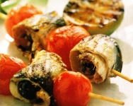 Brochetas de sardinas con aceitunas negras
