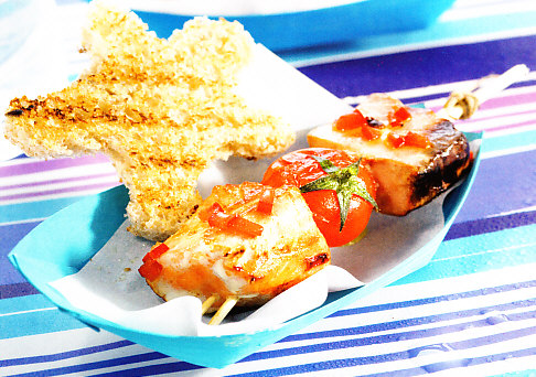 Brochetas de tomates cherry y pescado para niños
