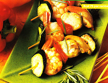 Brochetas de vieira, cangrejo y hortalizas