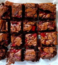 Brownie de frambuesas y nueces de macadamia