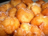 Buñuelos con salsa de albaricoques