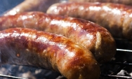 Butifarra a la brasa con puerros a la griega y calabacines a la menta