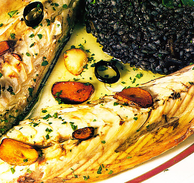Caballa con arroz negro