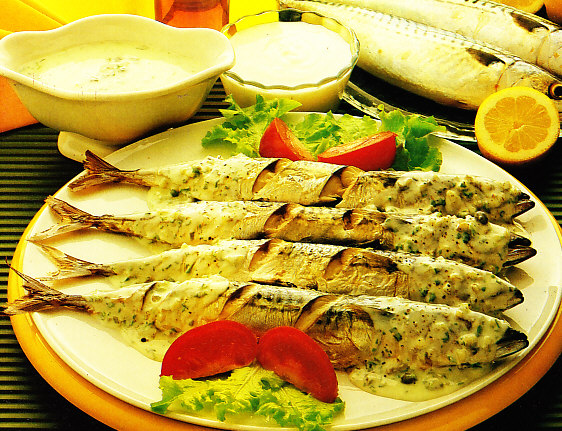 Caballas en barbacoa con salsa tártara de yogur