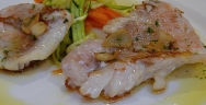 Cabracho asado con refiro de ajo, guindilla y limón