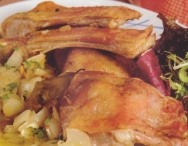 Cabrito al horno al aroma de laurel y vino blanco