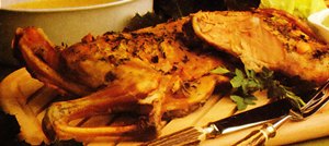 Cabrito asado con pan al ajo