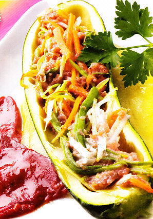 Calabacín relleno de salchichas
