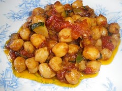 Calabacines con salsa y garbanzos