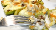 Calabacines rellenos de carne con bechamel, queso y piñones