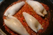 Calamares rellenos con salsa