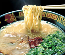 Caldo con fideos japonés