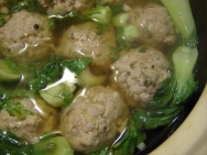 Caldo de ave con albóndigas y escarola