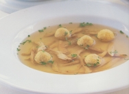Caldo de pollo al estilo judío